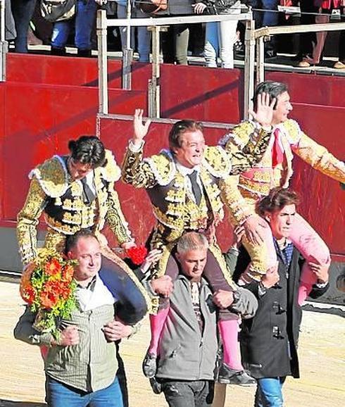 Los toreros salieron por la puerta grande.