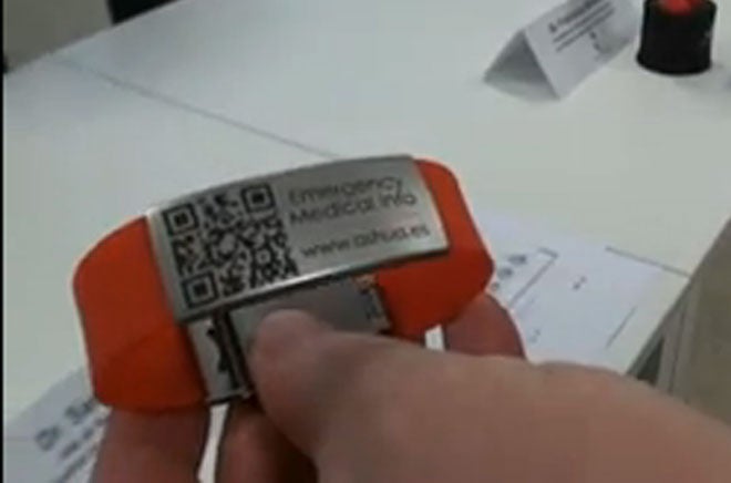 Una pulsera con código QR para tratar urgencias