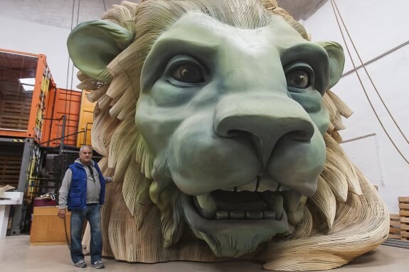 Manolo García, junto a la melena y cabeza del león que reproduce al del Congreso de los Diputados. :: jesús montañana