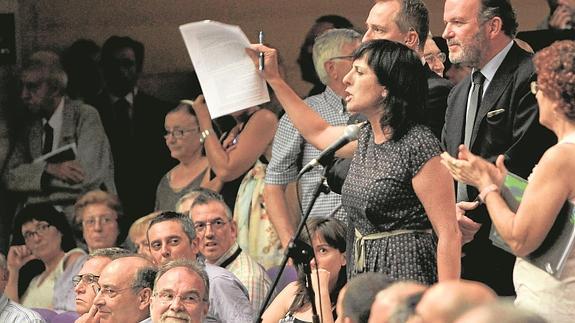 Accionistas de Bankia protestan en una junta en Valencia. 