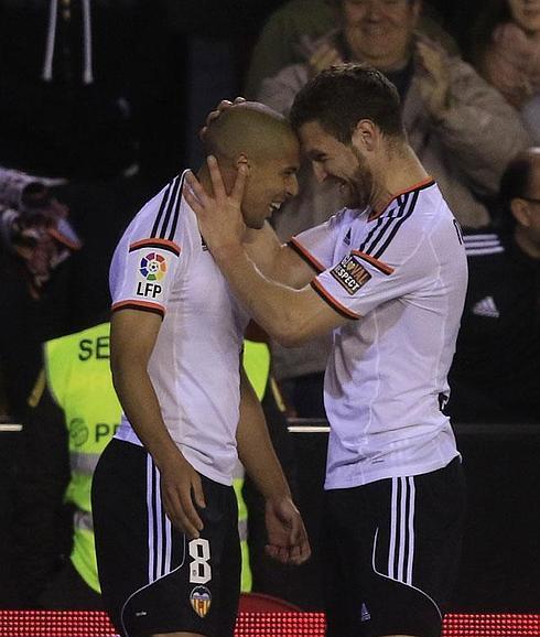 Feghouli celebra con Mustafi uno de sus dos goles contra el Rayo.