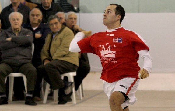 Sergio saca durante una partida en el trinquet de Genovés. :: Frediesport