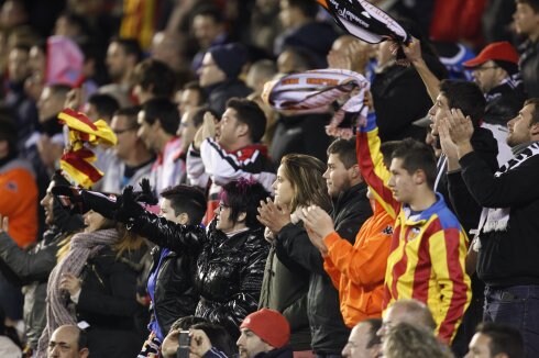Aficionados del Valencia, ayer en Mestalla. :: jesús signes