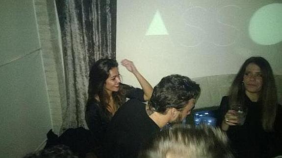 El piloto y la periodista fueron fotografiados en una fiesta de Ferrari.