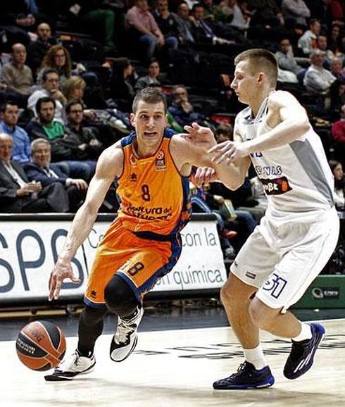 Nedovic, ante Butkevicius en el Valencia Basket-Neptunas.