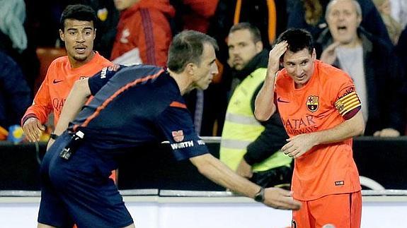Tarjeta amarilla a Mestalla por el monedazo a Messi