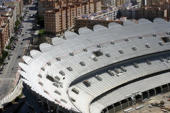 Grada del nuevo estadio, cuya obra está paralizada desde 2009. :: irene marsilla
