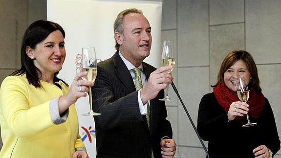 María José Catalá, Alberto Fabra e Isabel Bonig, brindan en la tradicional copa de navidad con los periodistas.