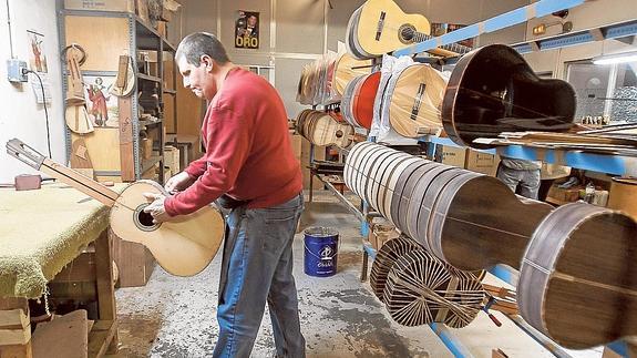 Las guitarras son realizadas de forma artesanal en el taller.
