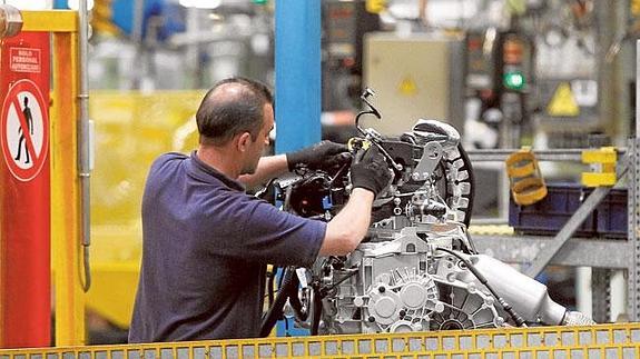 Un operario de la cadena de producción de la factoría de Ford en Almussafes.