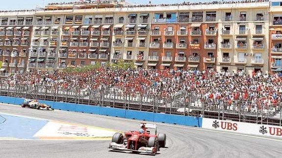 Fernando Alonso sale de una curva del circuito,