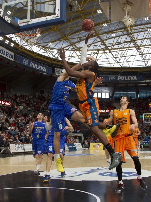 Romain Sato lanza a canasta por encima de la defensa de O´Leary. :: acbmedia/miguel ángel polo