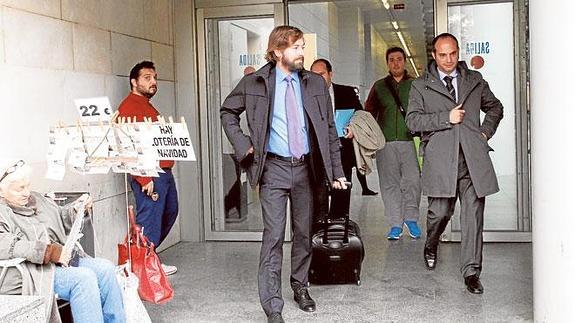 El juez Santiago Pedraz sale de la Ciudad de la Justicia de Valencia.