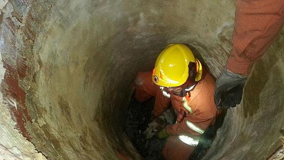 Bomberos durante el rescate