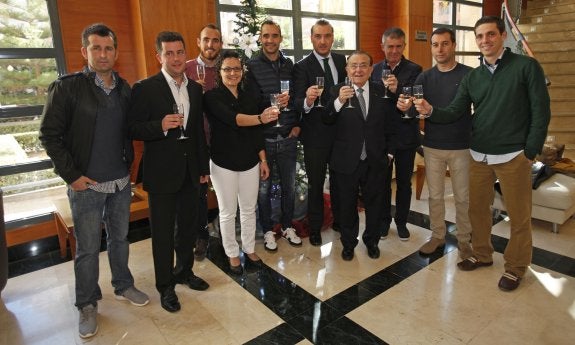 Catalán brinda con los entrenadores y capitanes de los equipos del club. :: jorge ramírez/lud