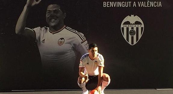 Enzo Pérez con la equipación del Valencia CF.