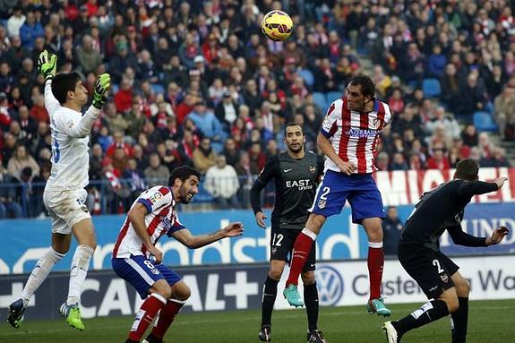 El uruguayo Godín remata el balón en la jugada el 3-1.