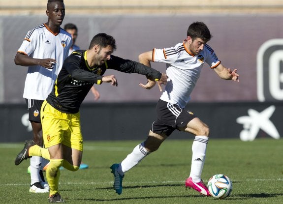 Un jugador del Mestalla avanza ayer perseguido por un rival. :: damián torres