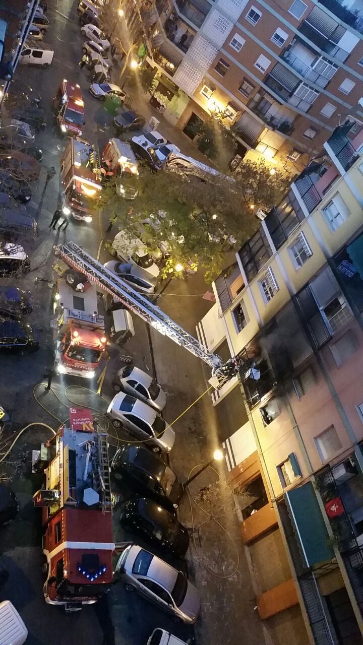 Actuación de los bomberos en el incendio.