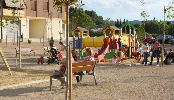 Nueva zona verde en la plaza Ovidi Montllor de Ontinyent. :: lp