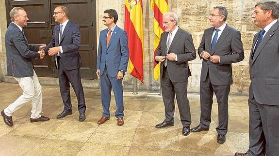 Fabra saluda a los rectores el pasado septiembre, cuando se anunció el preacuerdo para el pago de la deuda histórica.