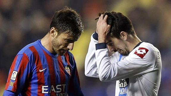 Nikos, jugador del Levante, y Cuenca, jugador del Deportivo, en un instante del partido.