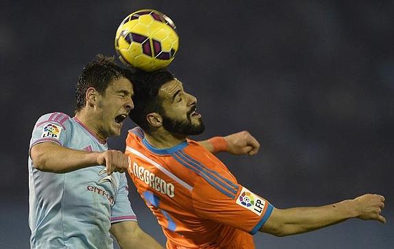 Radoja y Negredo disputan el balón.