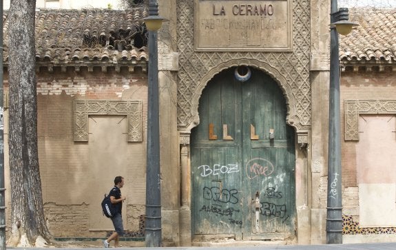 Fachada de La Ceramo, en el barrio de Benicalap. :: DAMIAN TORRES