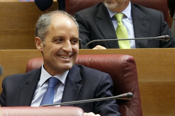 El expresidente de la Generalitat Francisco Camps, en su escaño. :: IRENE MARSILLA