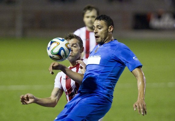Un jugador del Huracán presiona a un rival. :: damián torres