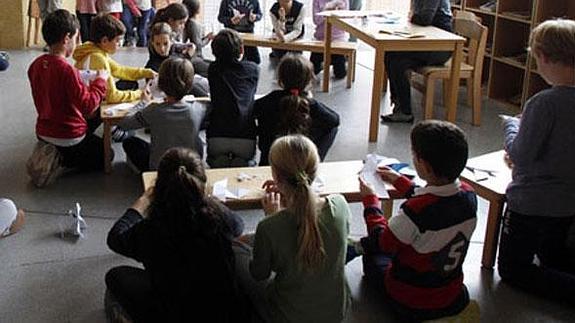 Un grupo de alumnos en un colegio.