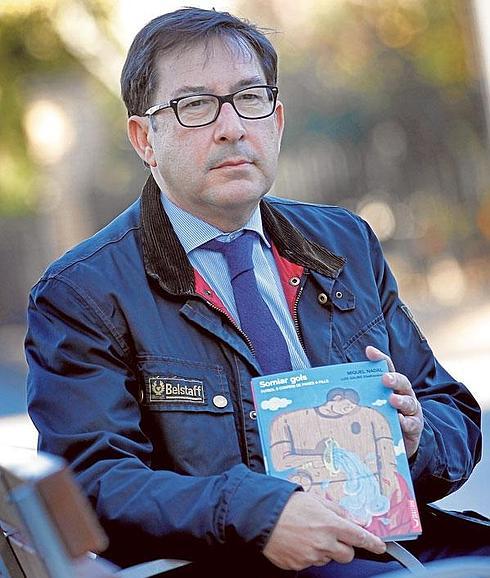 Miquel Nadal, con el libro de cuentso sobre fútbol que ha publicado.