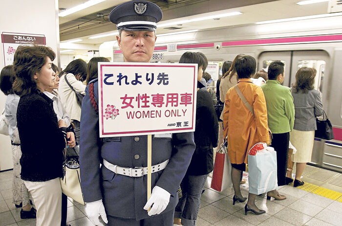 El espacio del andén para las mujerse que van a los vagones reservados para ellas en Tokio.