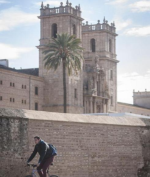 El muro de San Miguel de los Reyes, ya reparado.