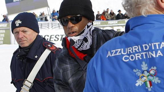 El golfista estadounidense Tiger Woods (c) durante la Copa del Mundo de esquí alpino en Italia. 