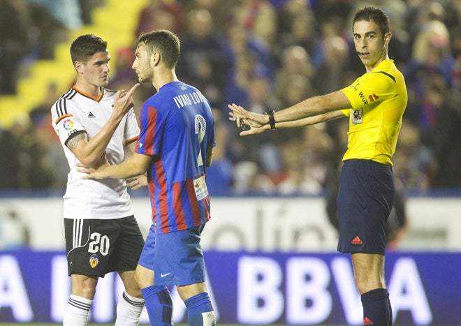 Rodrigo De Paul e Iván López en un lance del duelo Levante UD - Valencia CF de esta temporada.