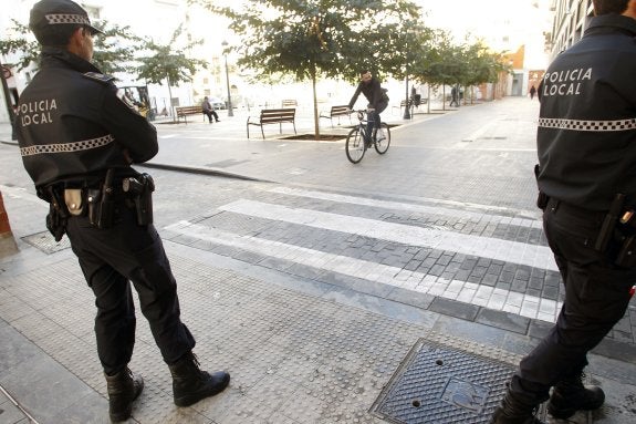 Un agente de Policía Local vigila una calle de Valencia. :: IRENE MARSILLA