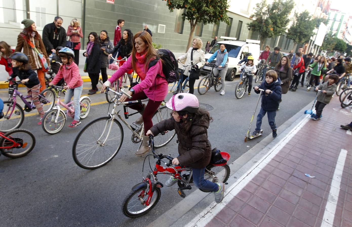 Una 'bicicletada' en Ruzafa exige la reforma integral de un instituto