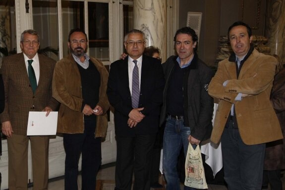 Miquel Domínguez, acompañado por varios periodistas. :: lp
