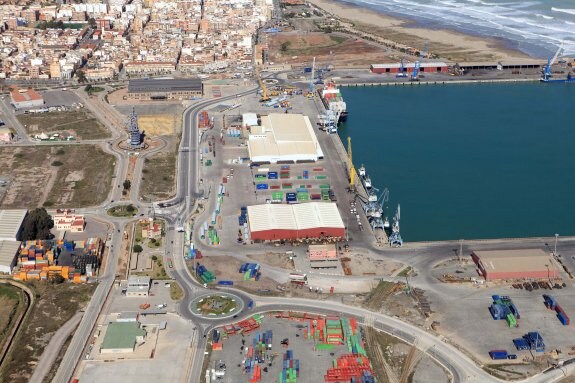 Vista aérea de la terminal de Noatum en el Puerto de Sagunto. :: LP