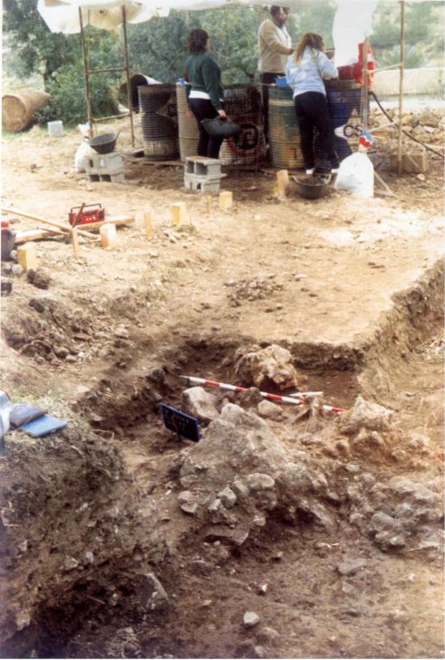 Los arqueólogos, durante una de las excavaciones que se realizaron entre 1987 y 1988. :: lp
