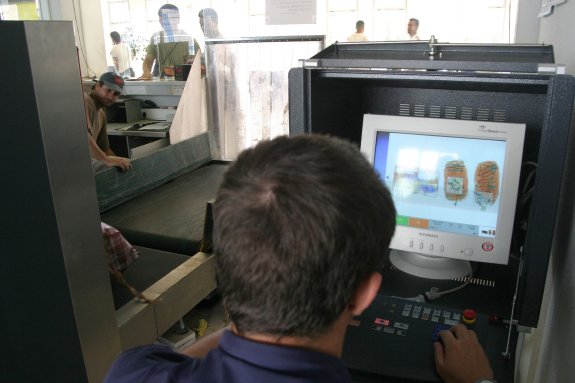 Un policía examina mercancías con un escáner en el puerto de Alicante. :: David costa