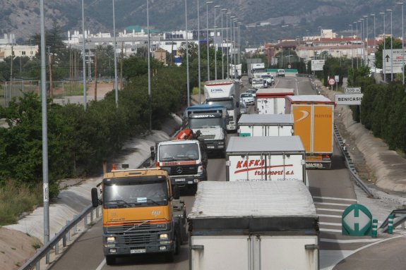 Tráfico de camiones en la carretera N-340. :: lp