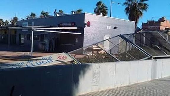 El viento derriba la valla del polideportivo de Doctor Lluch.