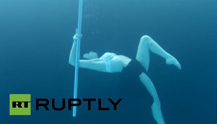 El arte de practicar 'pole dance'... debajo del agua
