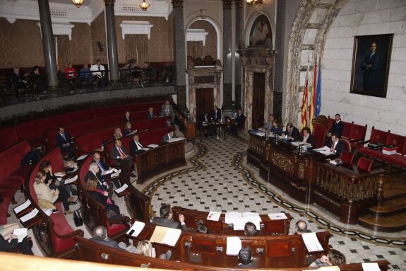 El hemiciclo, ayer, durante el debate plenario. :: lp