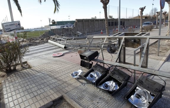 Polideportivo de Sollana. Una torre de iluminación se desploma y destroza el muro de la instalación deportiva. :: jesús signes