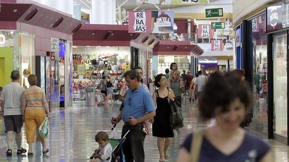 Interior de un centro comercial en Valencia.