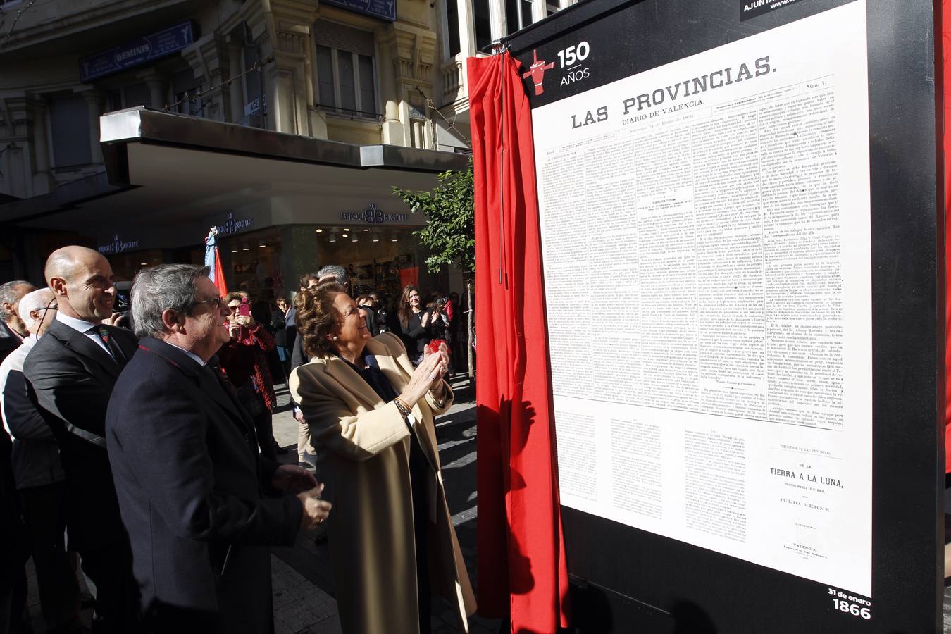 Guillermo Zarranz y Rita Barberá ante una reproducción de la primera portada de LAS PROVINCIAS.