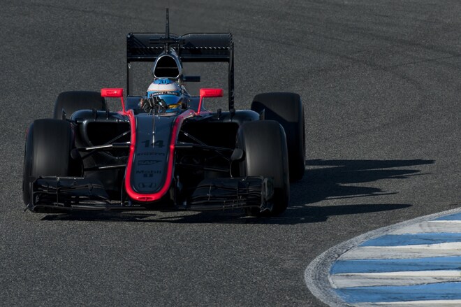 Fernando Alonso, en sus primeras vueltas con el McLaren-Honda MP4-30.